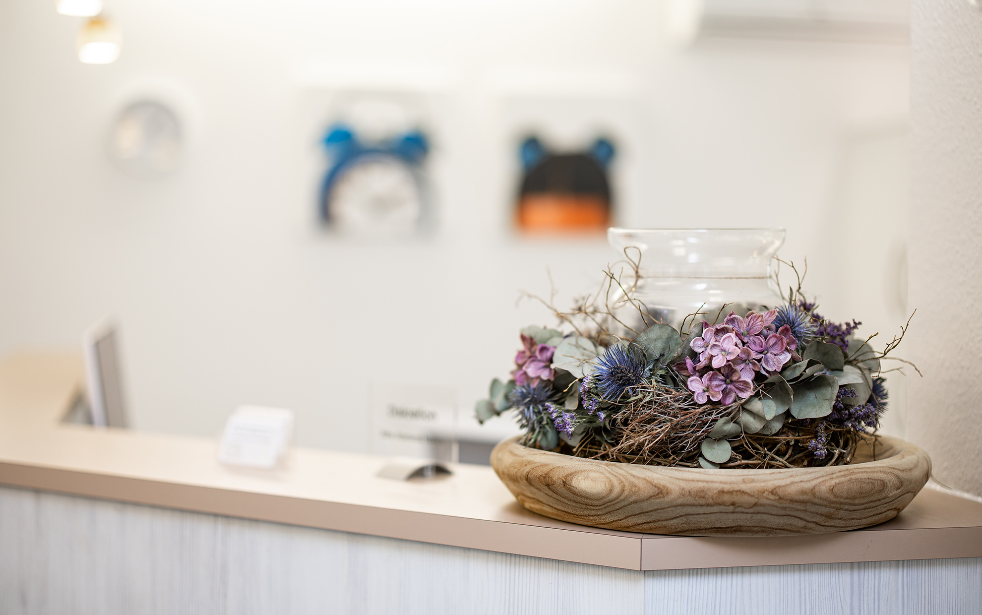 Tresen der Praxis für Parodontologie und Zahnheilkunde Dr. med. dent. Almuth Hoth, M.Sc. | Dr. med. dent. Stephan Lorenz Prof. Dr. med. dent. Heiko Visser (angest. Zahnarzt) Bernhardstraße 14 | 26122 Oldenburg