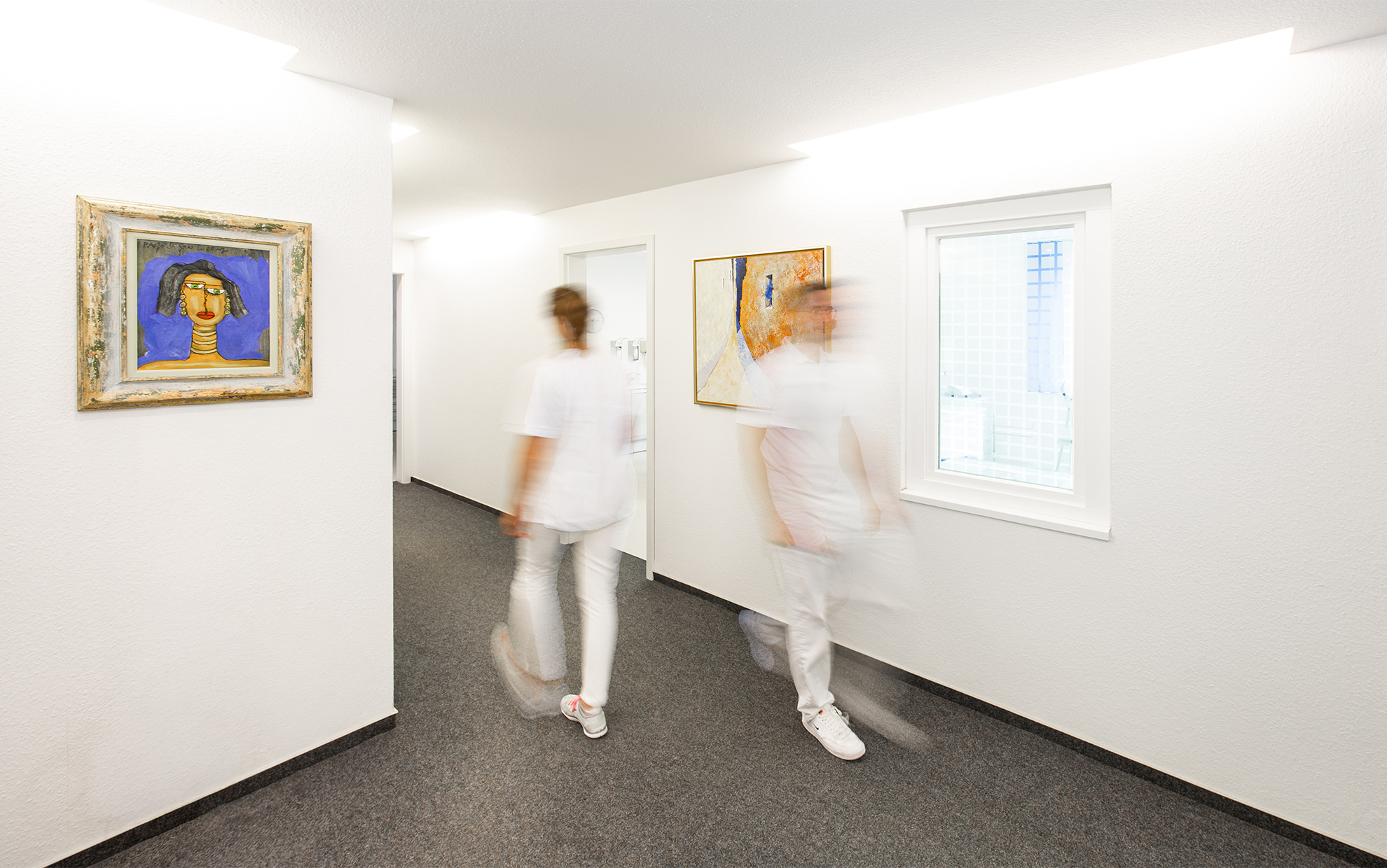 Flur der Praxis für Parodontologie und Zahnheilkunde Dr. med. dent. Almuth Hoth, M.Sc. | Dr. med. dent. Stephan Lorenz Prof. Dr. med. dent. Heiko Visser (angest. Zahnarzt) Bernhardstraße 14 | 26122 Oldenburg