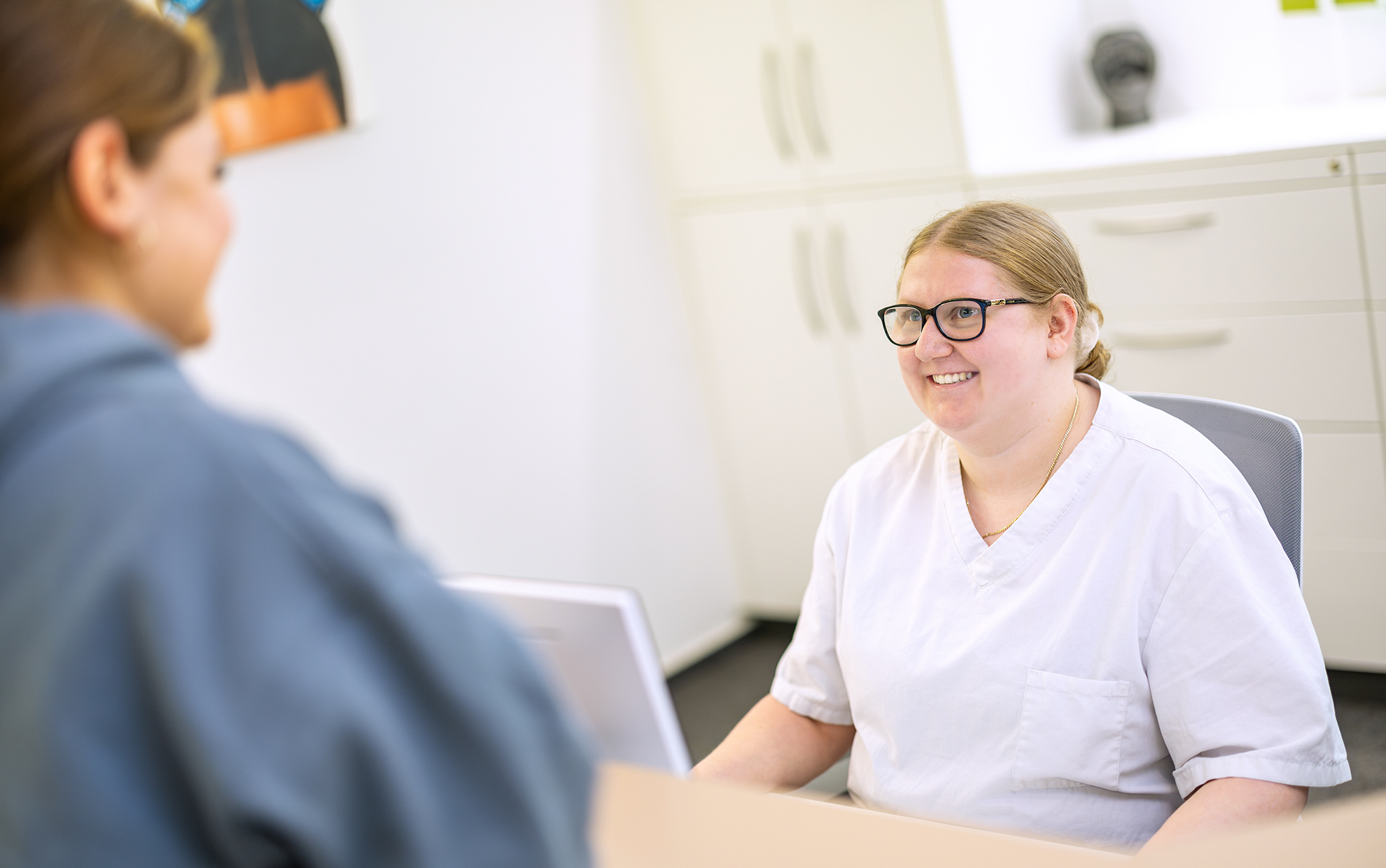 Praxis für Parodontologie und Zahnheilkunde Dr. med. dent. Almuth Hoth, M.Sc. | Dr. med. dent. Stephan Lorenz Prof. Dr. med. dent. Heiko Visser (angest. Zahnarzt) Bernhardstraße 14 | 26122 Oldenburg